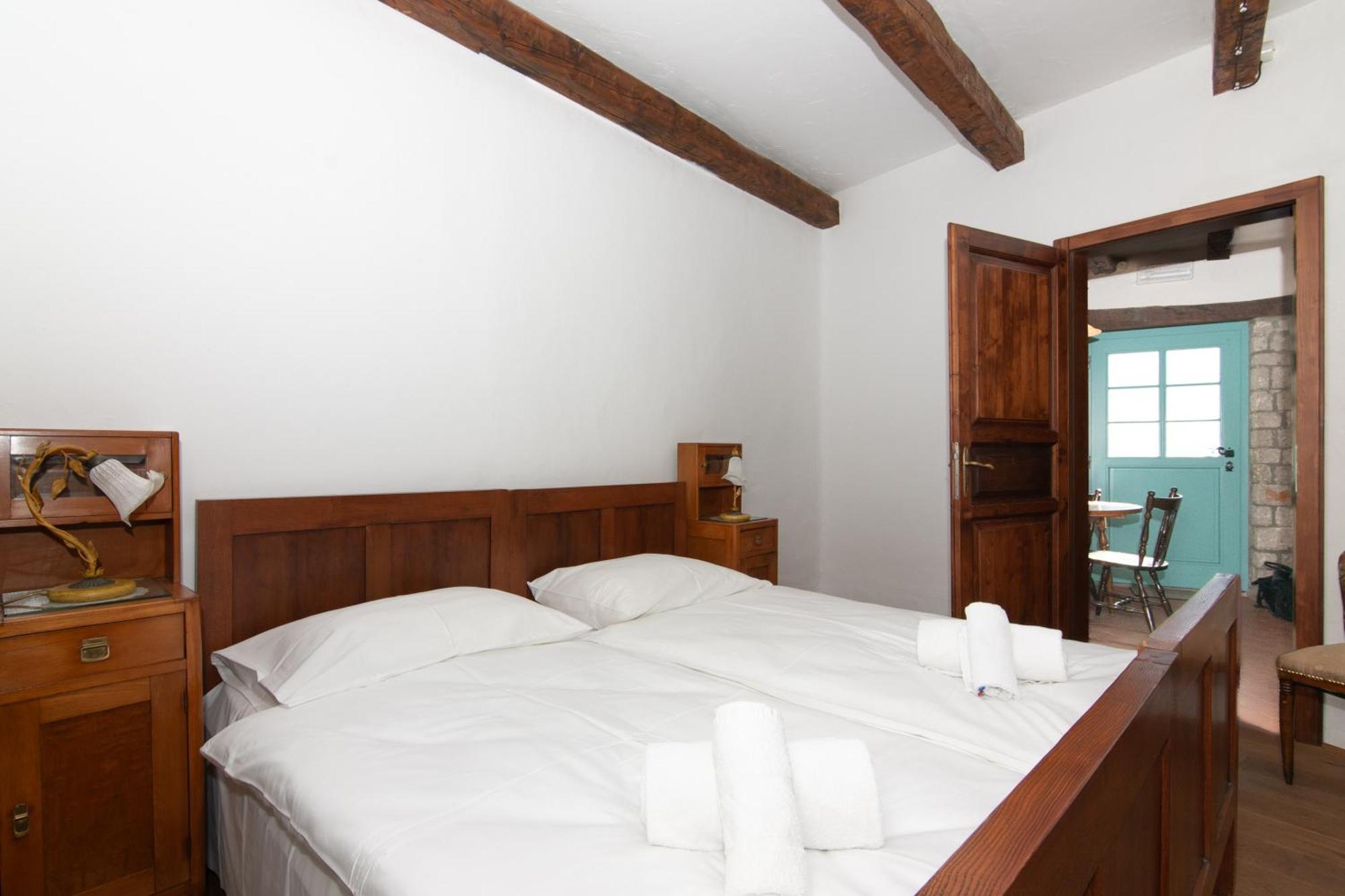 Apartments Valentinus 1800 Сежана Екстериор снимка